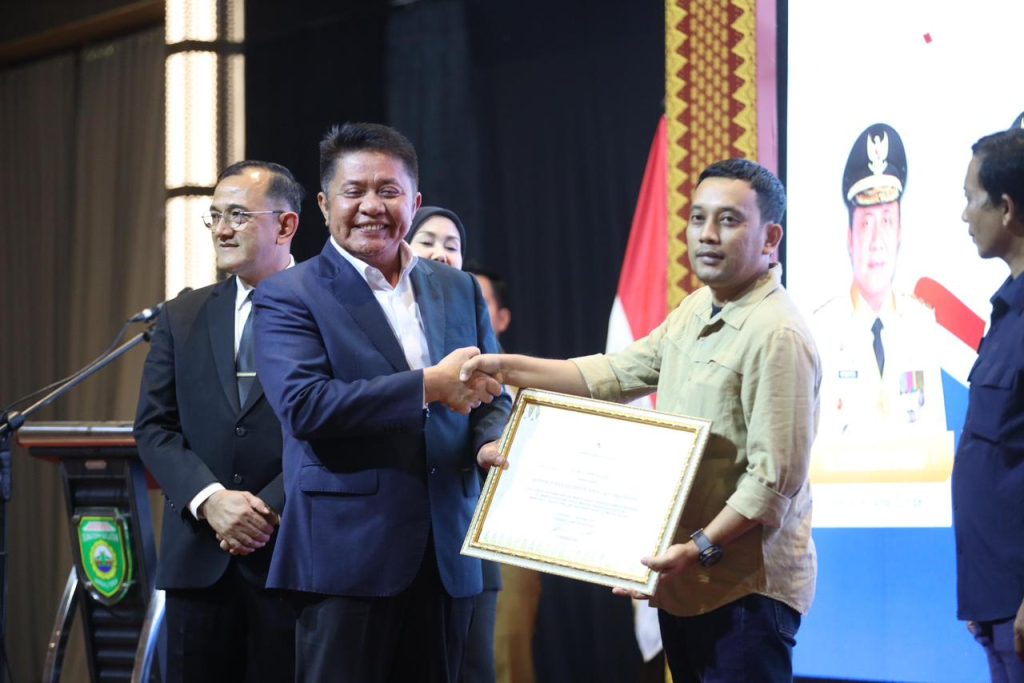 Ketua AJI Palembang M Fajar Wiko menerima penghargaan dari Gubernur Sumsel Herman Deru dalam acara peluncuran platform “Sumsel Cek Fakta” dan pelantikan pengurus Bakohumas Sumsel periode 2025–2030 di Palembang, Senin (24/11/2025). Pengharggan tersebut diberikan atas kontribusi AJI Palembang yang aktif melakukan gerakan Cek Fakta.