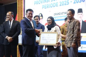 Ketua AJI Palembang M Fajar Wiko menerima penghargaan dari Gubernur Sumsel Herman Deru dalam acara peluncuran platform “Sumsel Cek Fakta” dan pelantikan pengurus Bakohumas Sumsel periode 2025–2030 di Palembang, Senin (24/11/2025). Pengharggan tersebut diberikan atas kontribusi AJI Palembang yang aktif melakukan gerakan Cek Fakta.